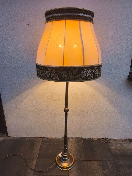 Mosiężna lampa stojąca