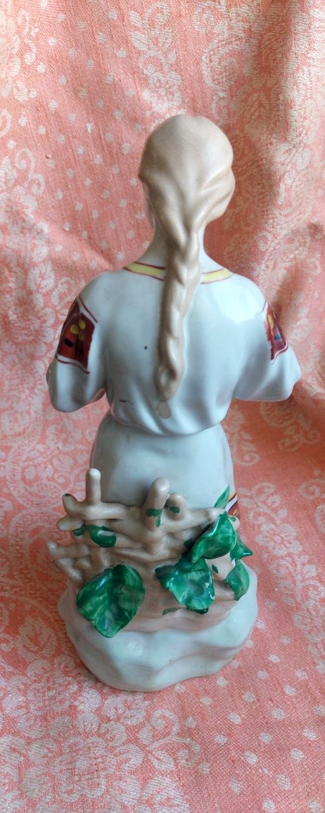 Продам, фарфоровая статуэтка ссср 70-е годы.Девушка гадает на ромашки.