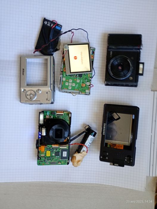 Cztery aparaty cyfrowe z wadami