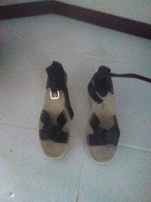 Vários pares sandálias