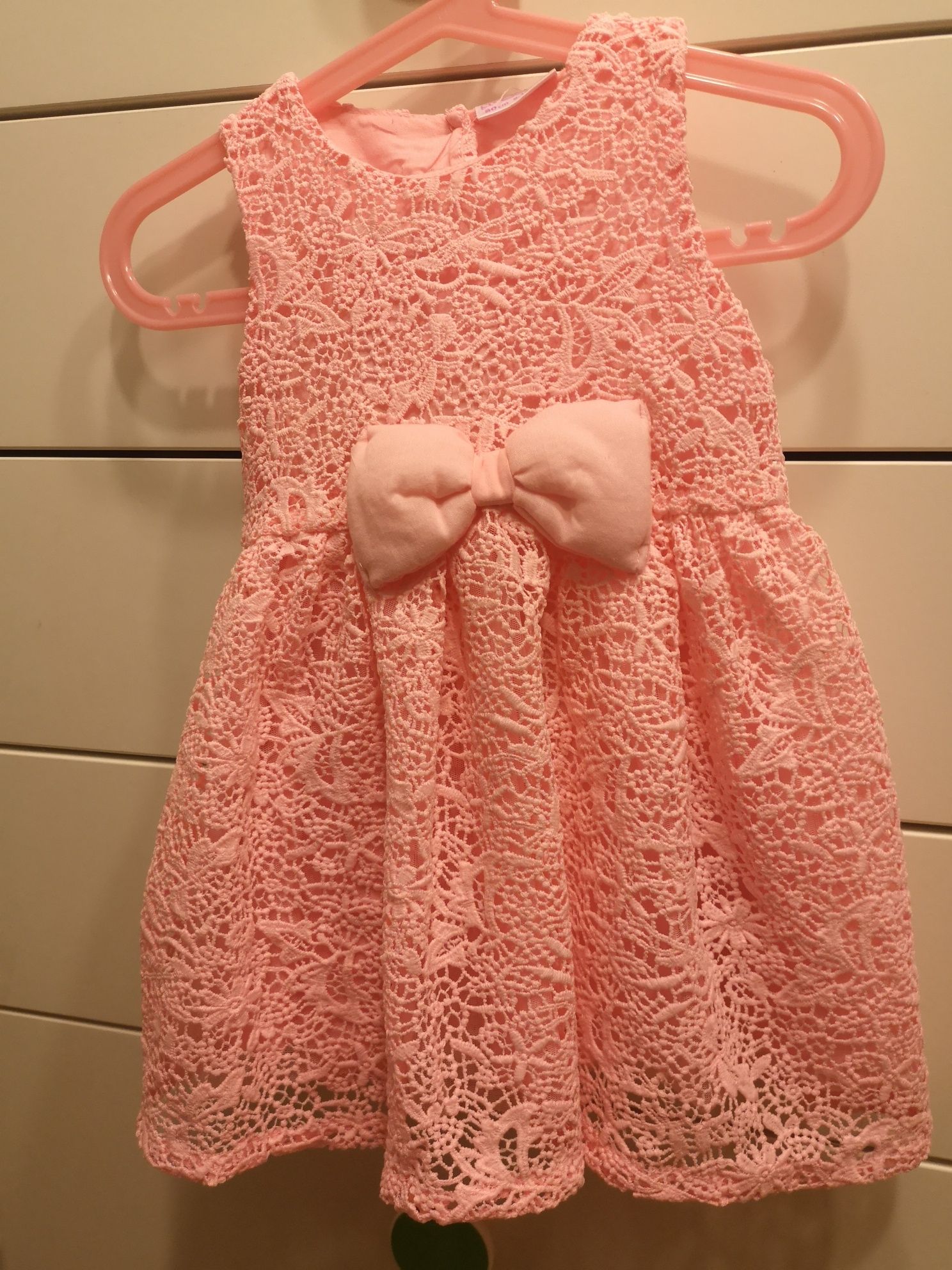 Śliczna koronkowa różowa sukienka weselna w rozmiarze 80
