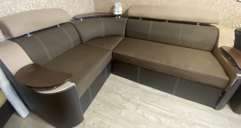 Продам диван в нормальному стані коричневого кольору.