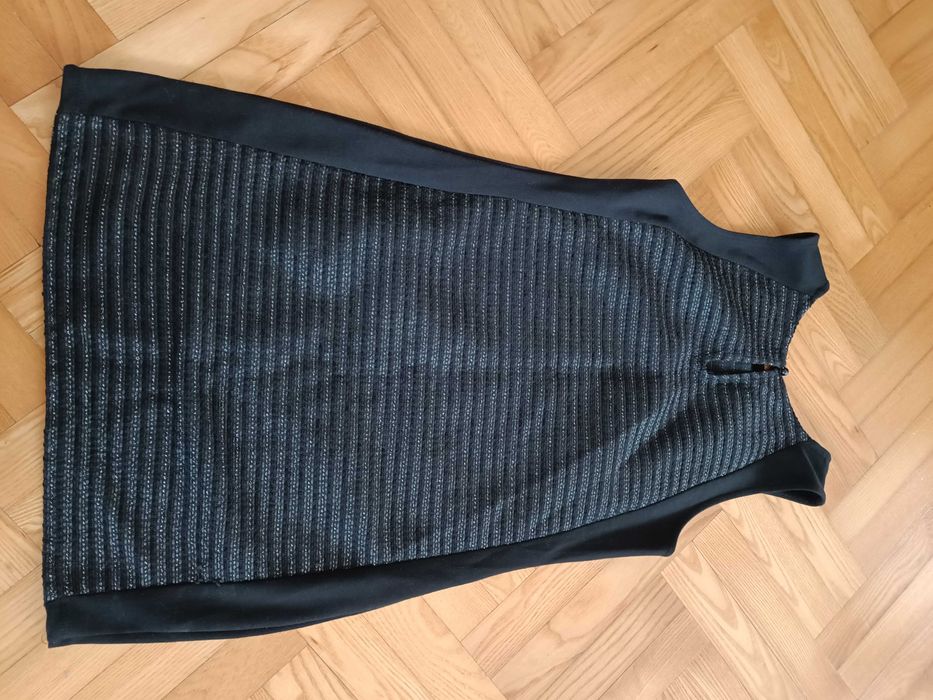 Czarna sukienka z błyszczącą nitką, 36