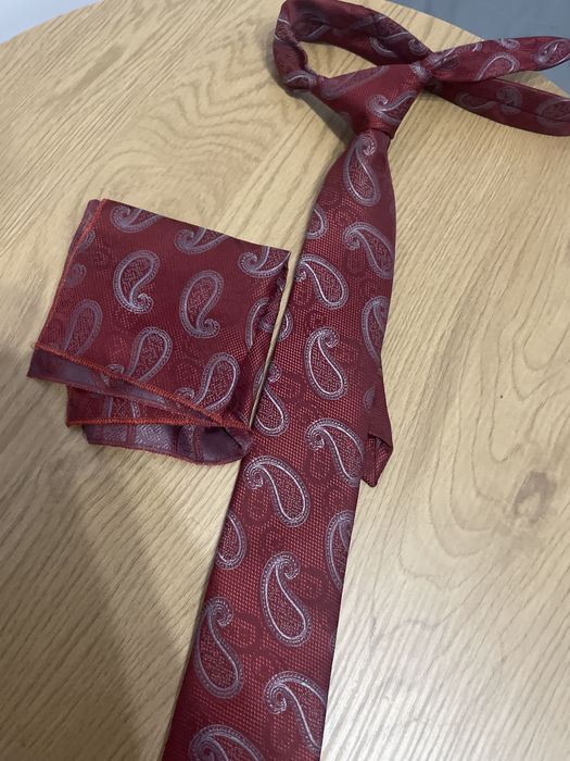 garnitur na rozne okazje z pasujacymi dodatkami