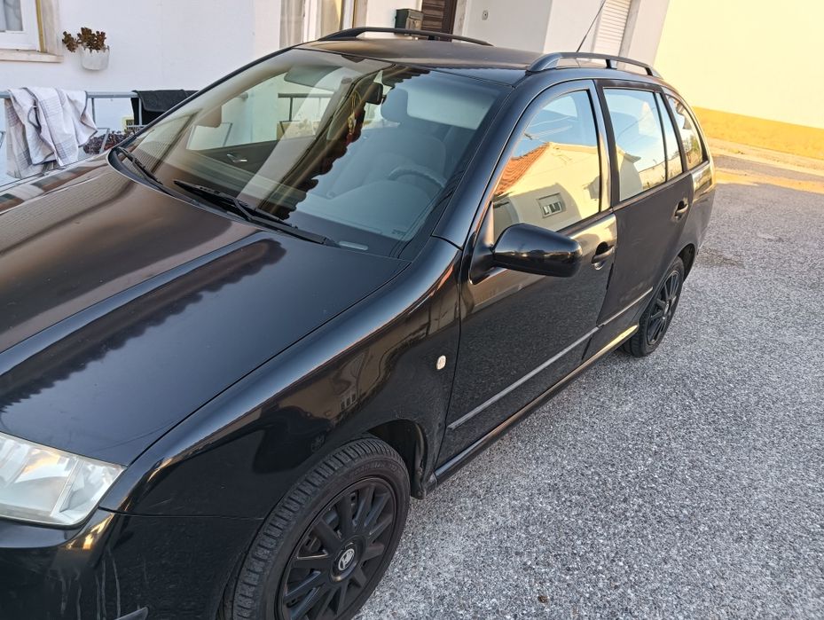 Carro digno e funcional — Skoda Fabia 2002 com motor a rever