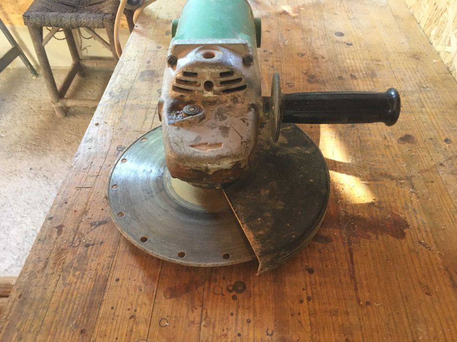 Rebarbadora 230mm HITACHI G23SF