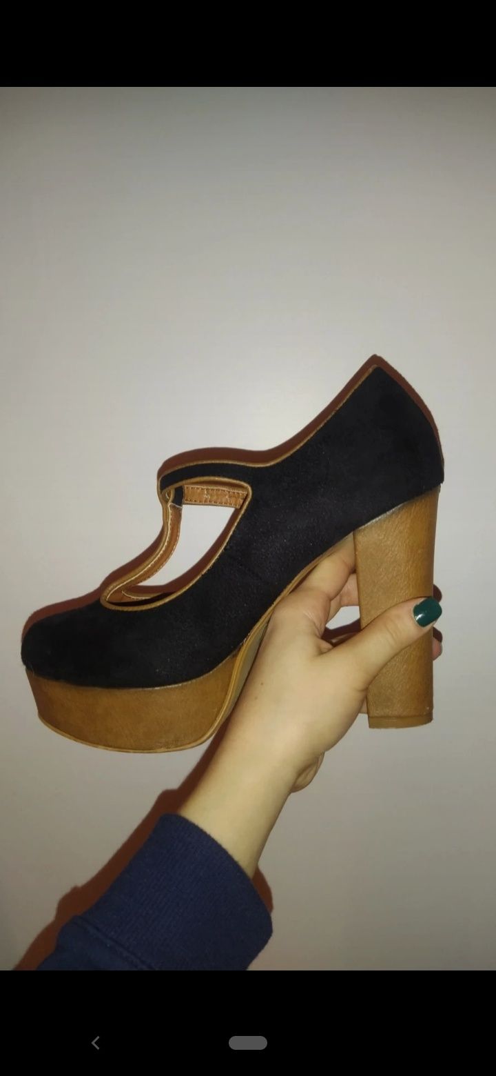 Sapatos de plataforma pretos e azuis