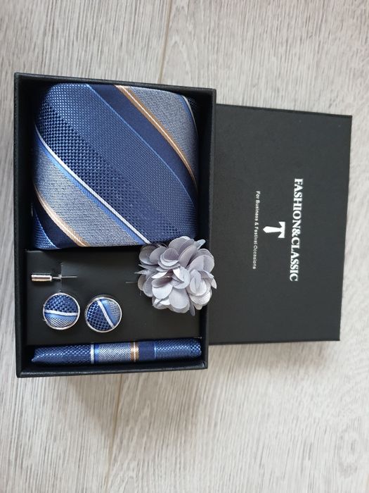 Zestaw męski krawat, poszetka, broszka, spinki do mankietów