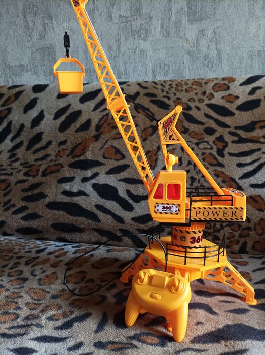 Продам кран (будівельна техніка)