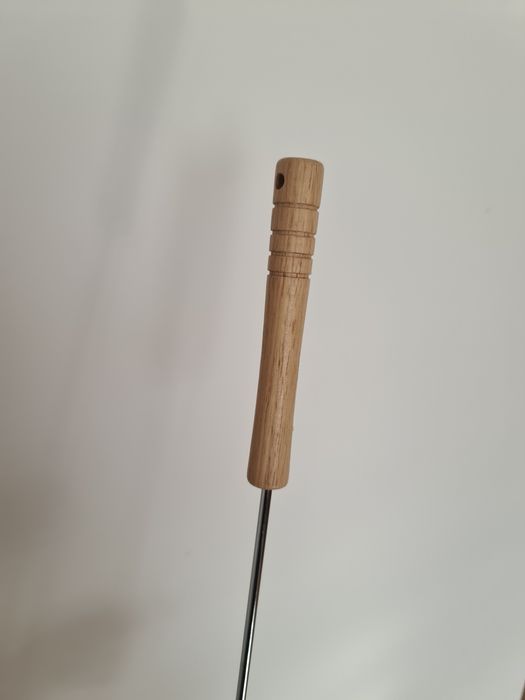 Szpikulec do kiełbasek na ognisko – metalowy, drewniana rączka 101,5cm