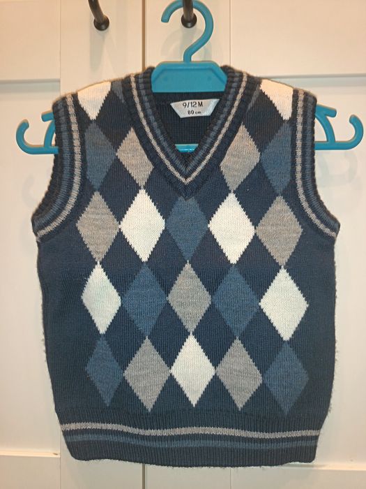 Bezrękawnik sweterkowy dla chłopca.