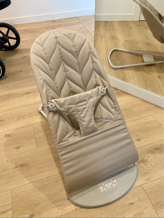 Leżaczek babybjorn beżowy