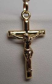 Złota zawieszka krzyż krzyżyk z Panem Jezusem.