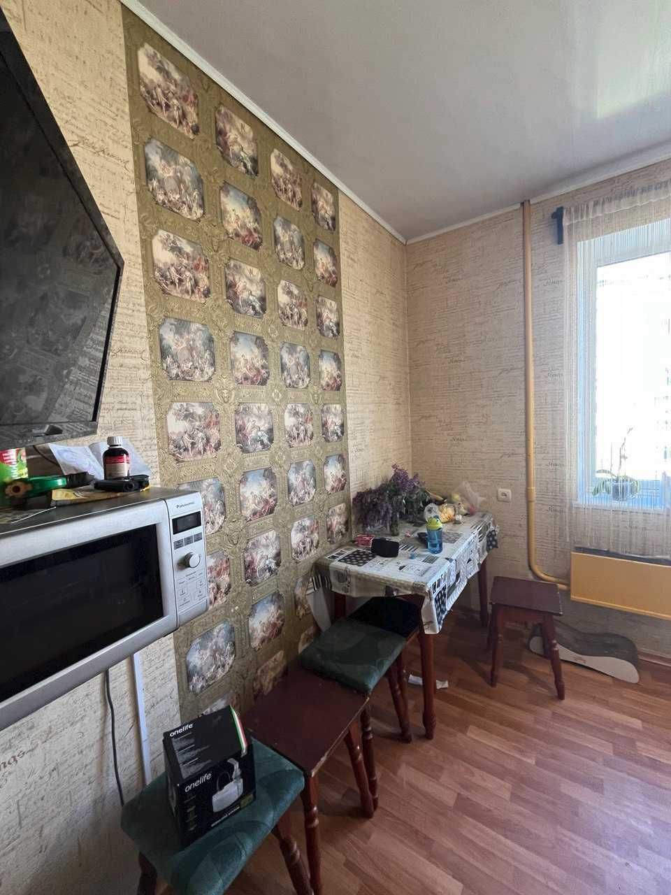 продаж трикімнатної квартири по вул. Комарова