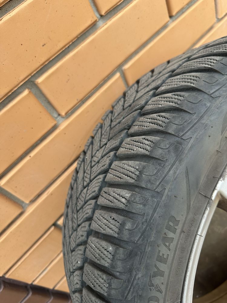 Зимові шини Goodyear 215/50 R17 на дисках