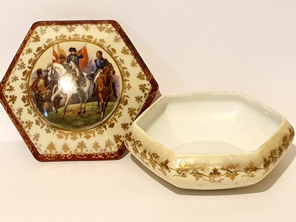 Antiga caixa em porcelana francesa com pintura à lupa - Napoleão