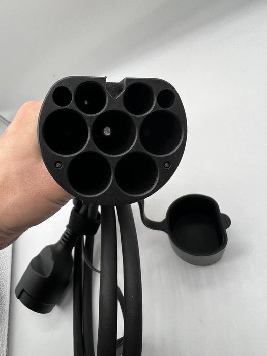 Зарядно розрядний кабель Type 2 в розетку.