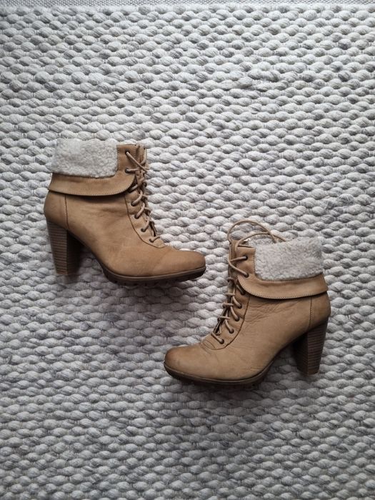 Zamszowe botki na obcasie