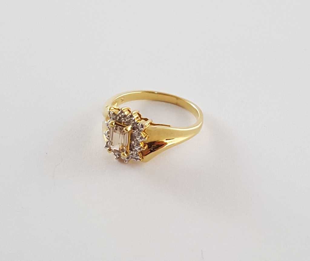 Złoty pierścionek w typie Cartier ze złotym berylem i diamentami