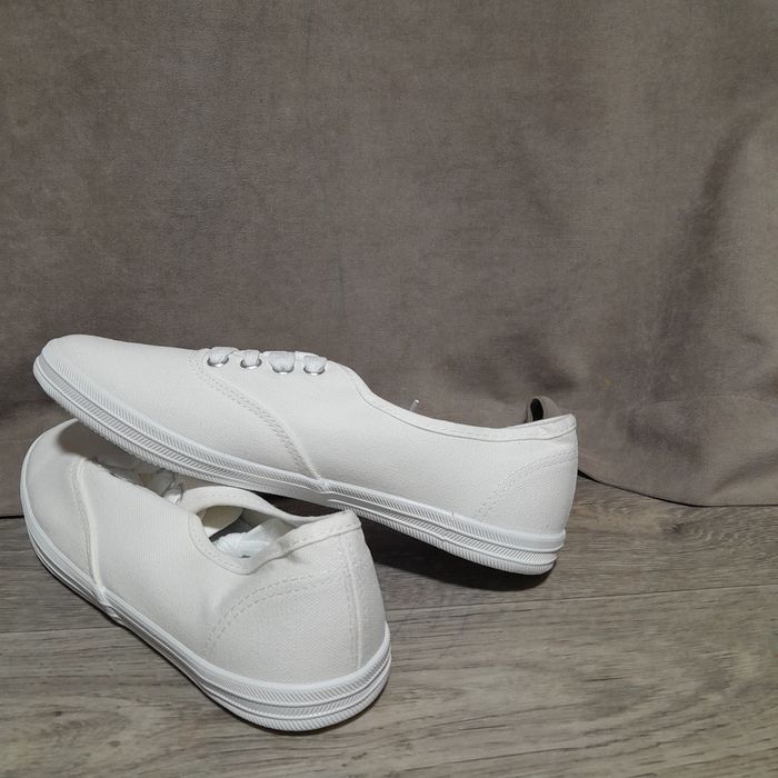 Продам белые кеды