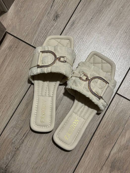 Сандалі у стилі Dior