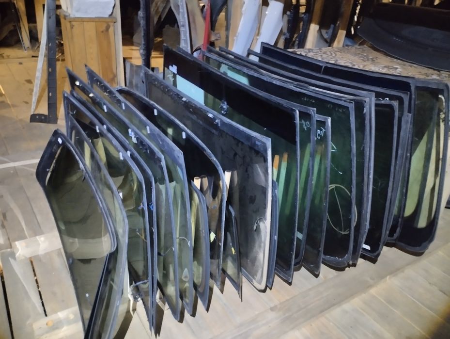 Скло стекло заднє в ляду кришку багажника Фольксваген шкода