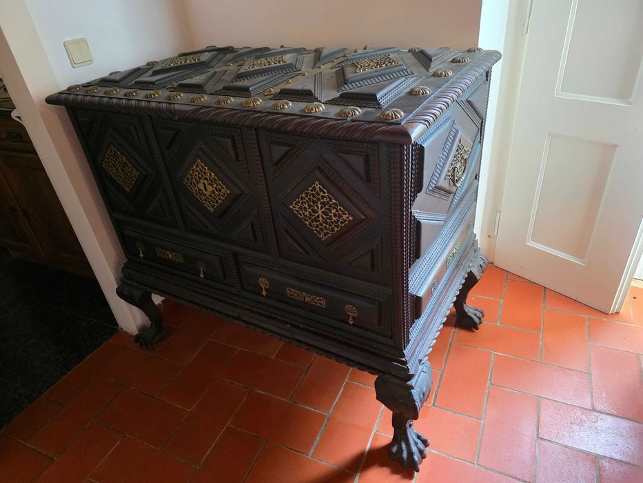 Vende-se Baú-Arca em Madeira de pau santo
