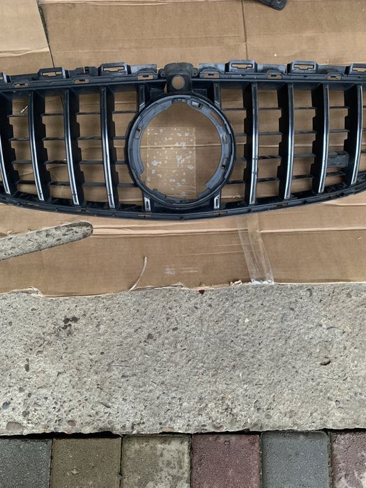 Решотка радіатора на Mercedes w205 с63AMG. Опис ниже.