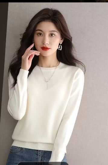 Nowy, damski cieńszy , niegryzacy miękki sweterek 100 % wełna R M