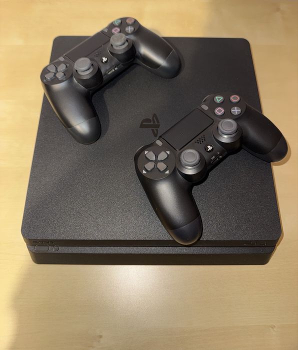 PlayStation 4 1TB + 2 pady + gry – stan bardzo dobry