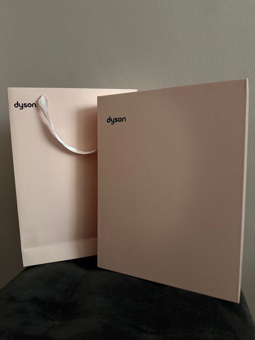 Подарунковий набір Dyson 5 предметів
Масажна щітка 
Щітка браш
Гребінь