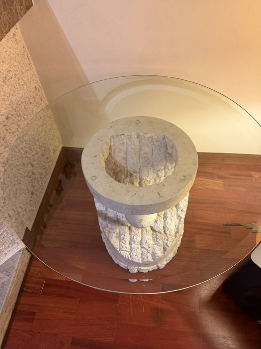 Mesa de apoio em pedra e tampo de vidro