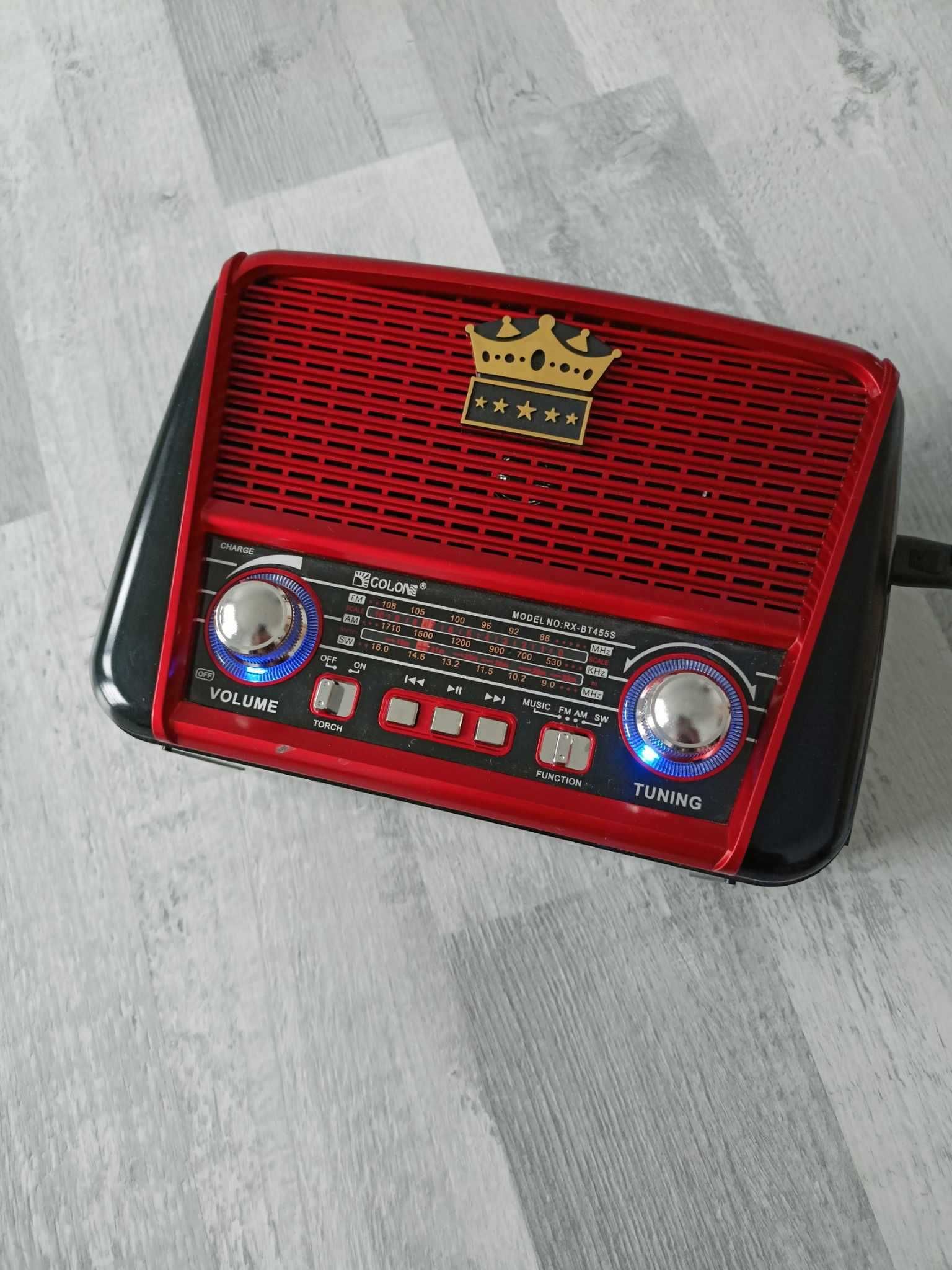Radio z panelem słonecznym w stylu retro vintage
