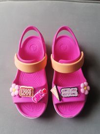 Sandaly Crocs C11 plus przypinki