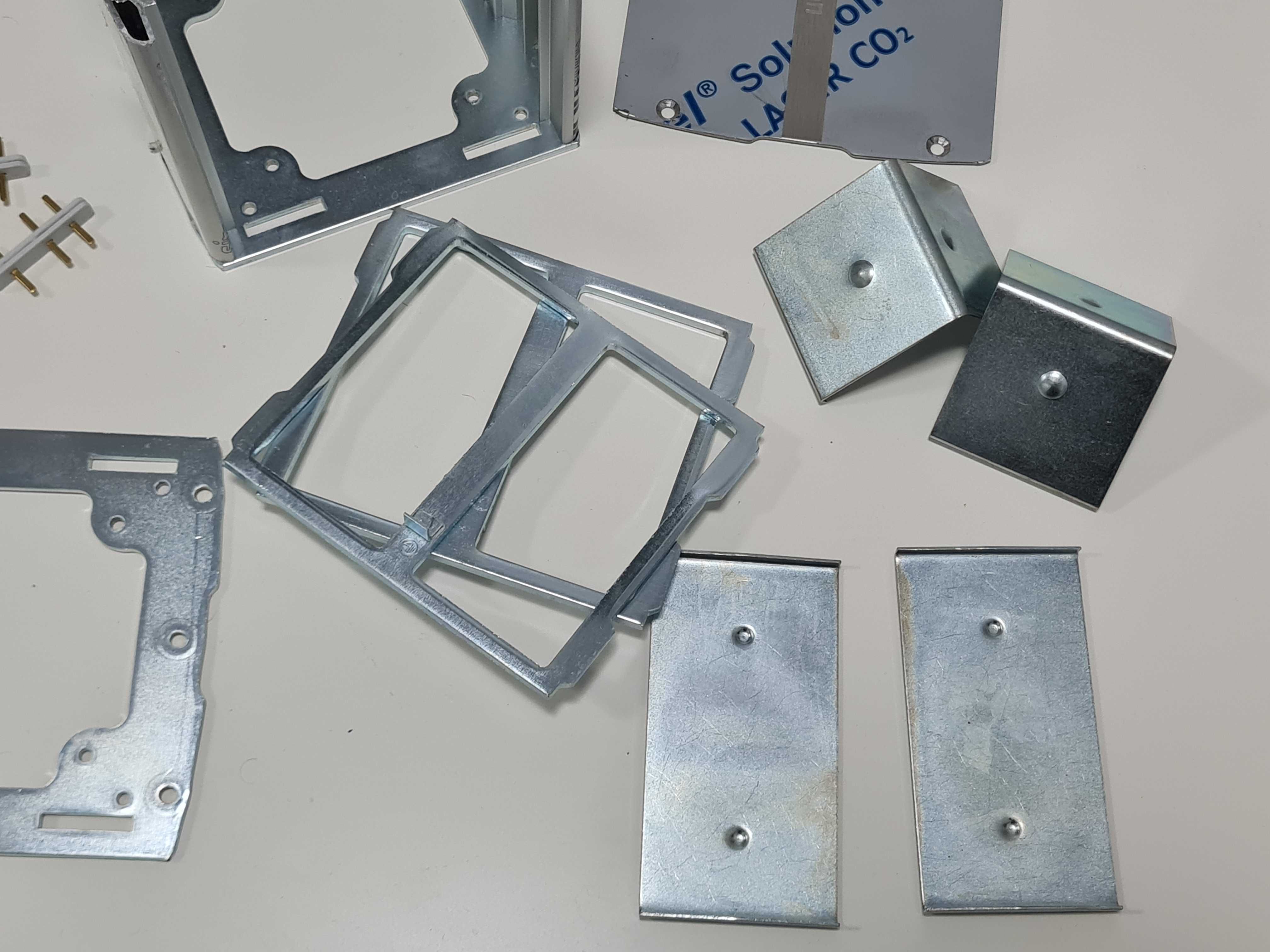 Metalowa miniwieża KT800/8 8x K45 aluminium KONTAKT SIMON  listwa
