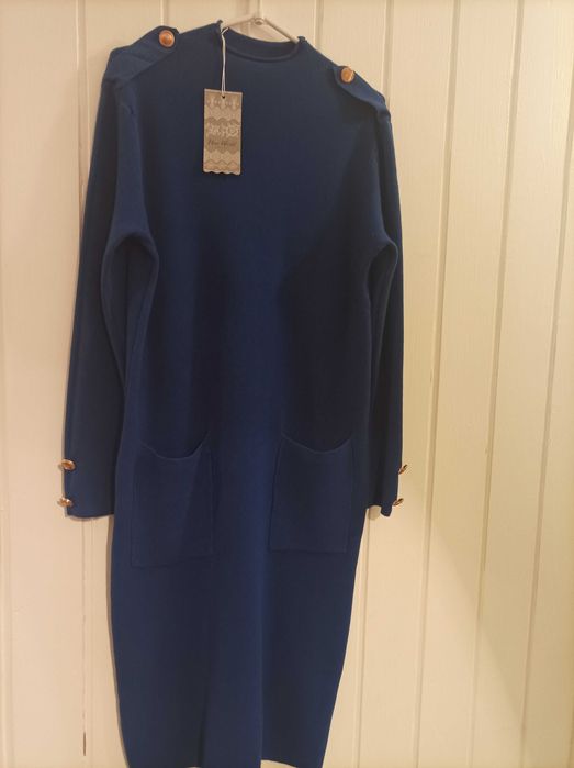 Sukienka dzianinowa damska chabrowa.