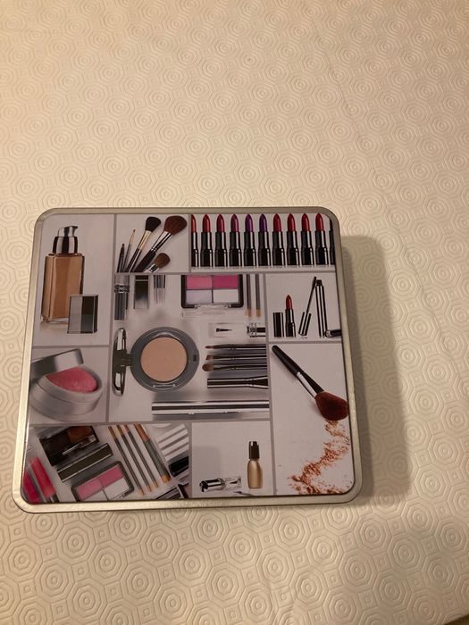 Caixa de metal para arrumação