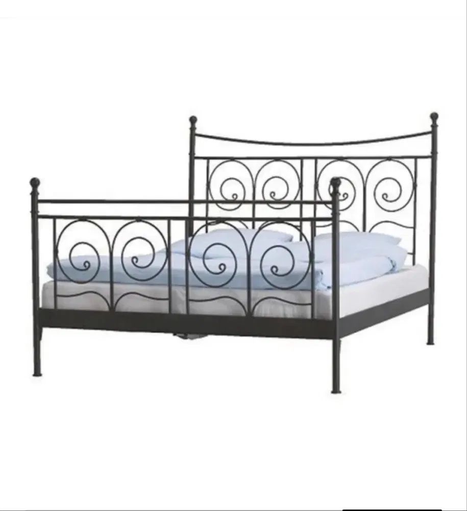Cama ferro preta 140x200 + mesas + lampadas