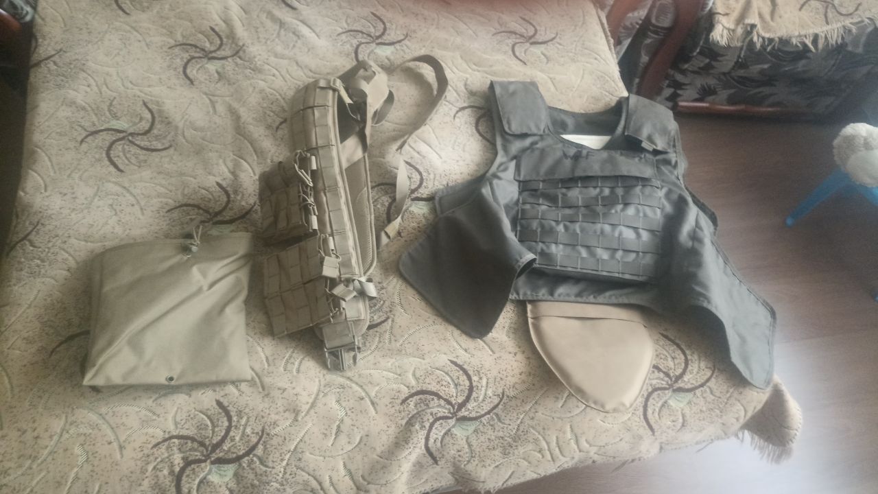 Бронежилет и пояс с подсумками