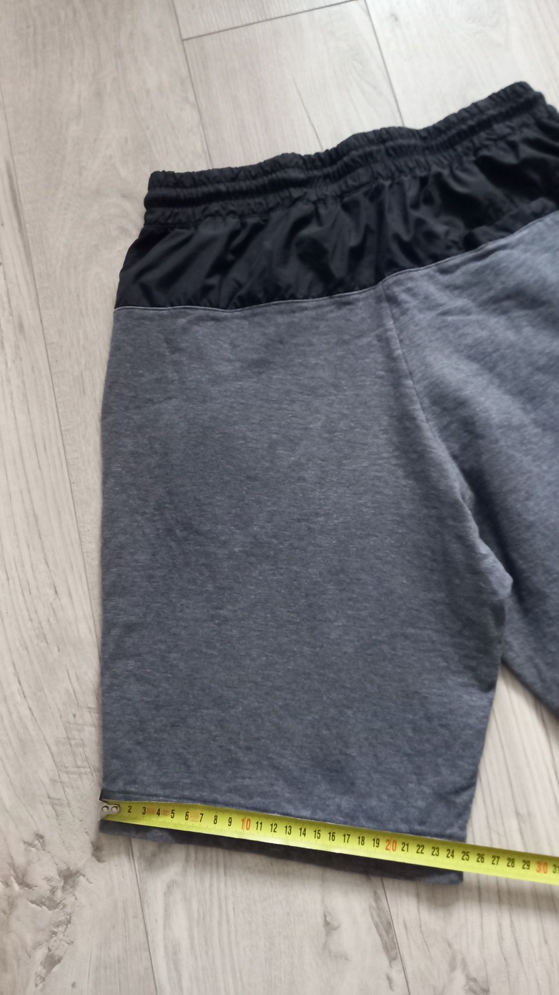 Продам шорты Nike.