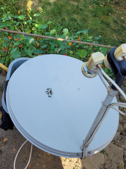 Супутникова тарілка,Спутниковая тарелка.