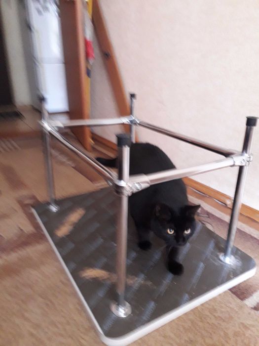 Столик кавовий на металевих ніжках