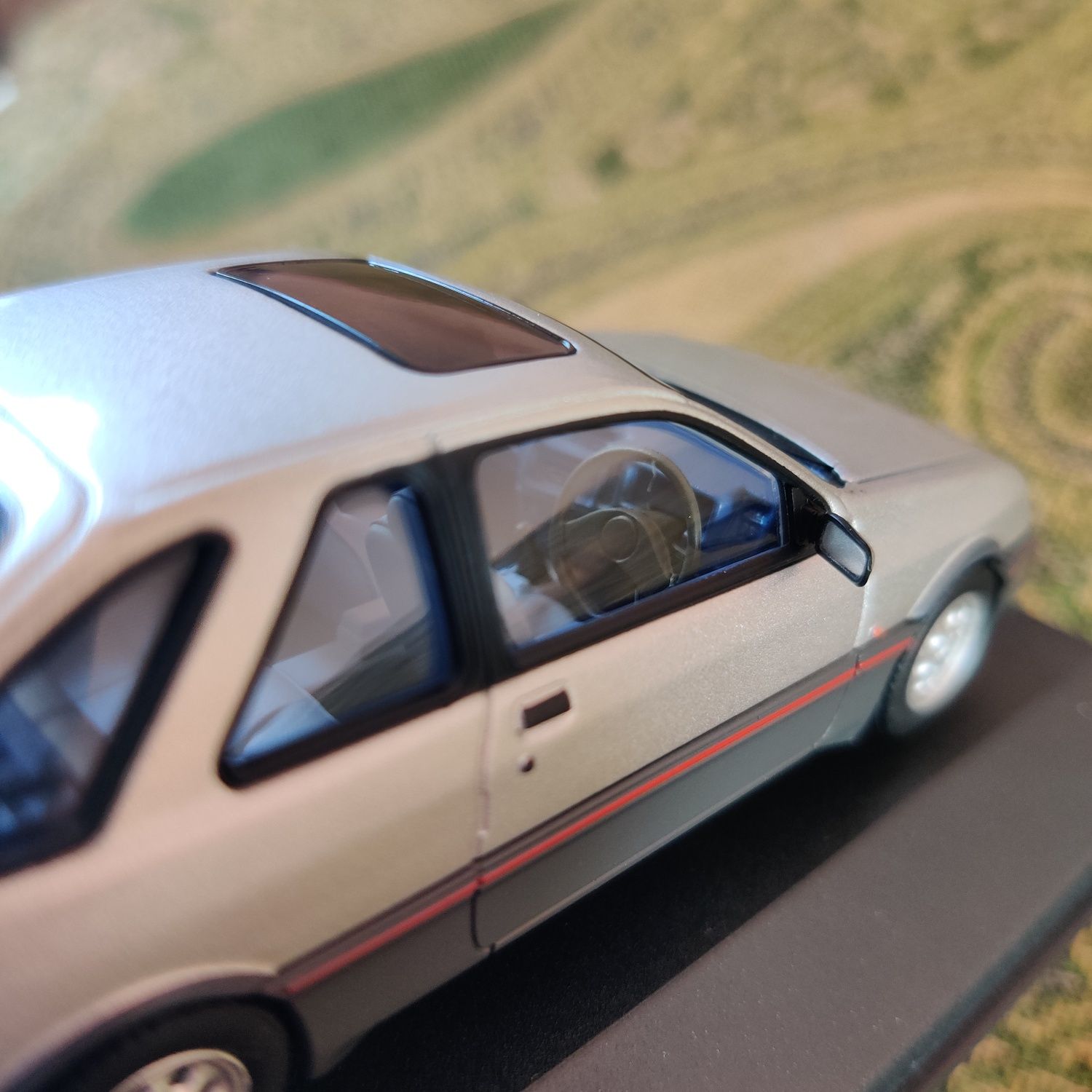 1:43 Ford Sierra XR4i Strato Silver – Corgi Vanguards