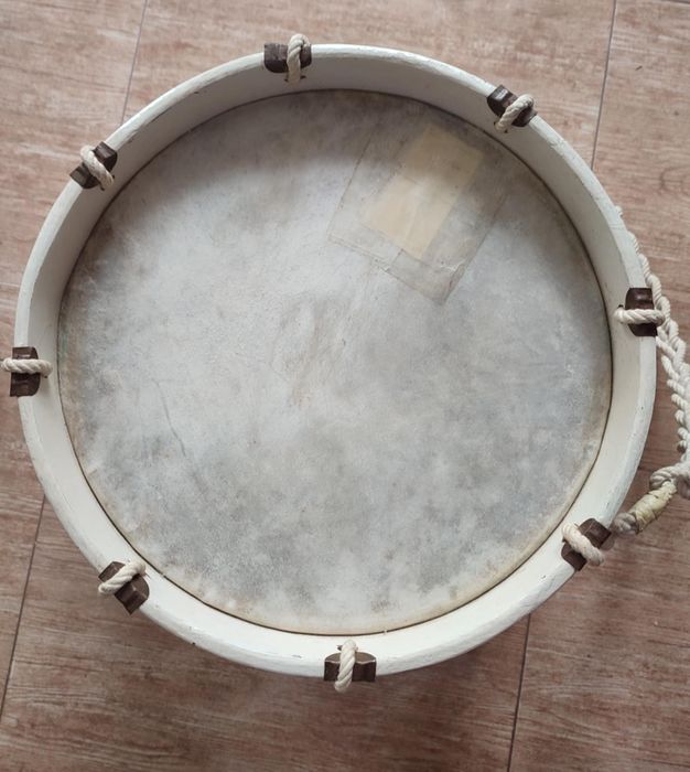 Bombo Tradicional em Bom Estado mais Baquetas.
