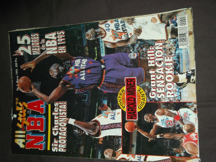 Revista All Stars of the NBA de 1995 com poster gigante.