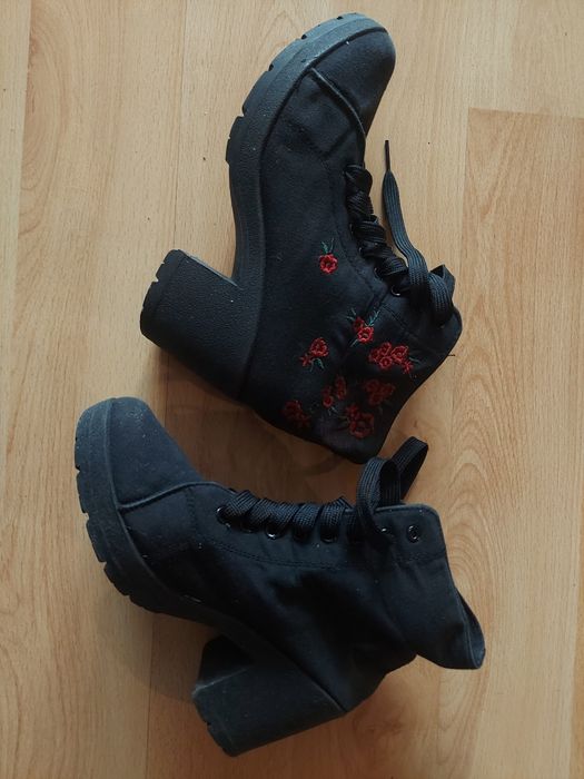 trampki na obcasach | kwiatki | kwiatki | róże | różyczki | haft