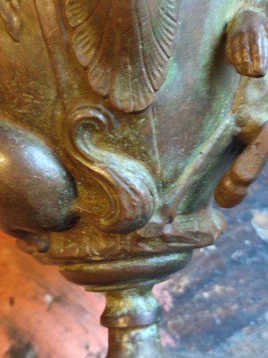 Stary puchar krater z brązu