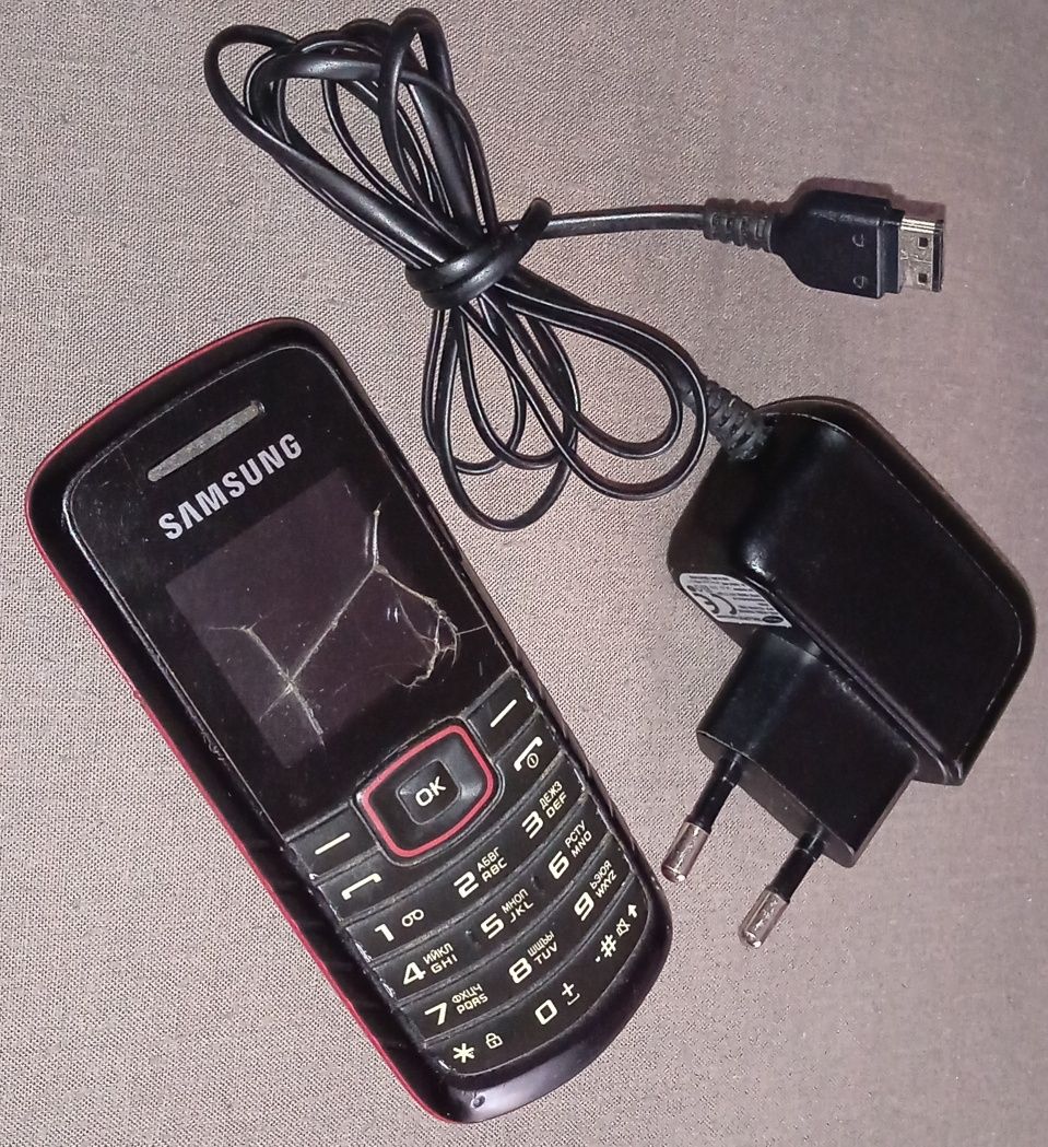 Кнопочний телефон самсунг Samsung