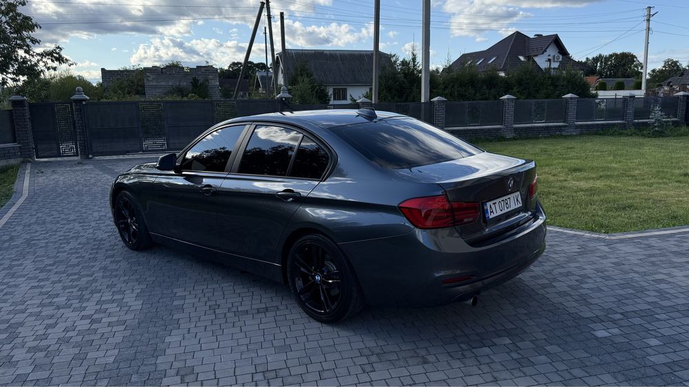 BMW 320I 2016 року