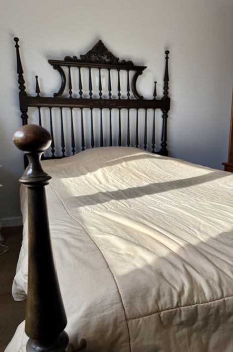 Cama de casal antiga com colchao